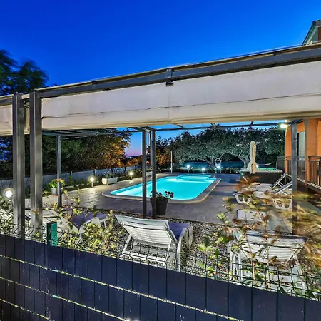 Lovely In Kastel Luksic Casa vacanze