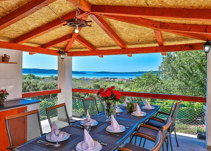 Lovely In Kastel Luksic *