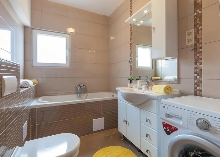 Lovely In Kastel Luksic *