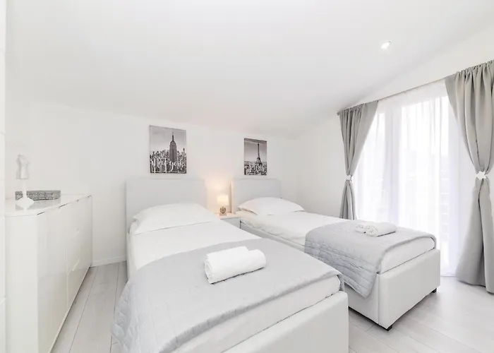 Lovely In Kastel Luksic *