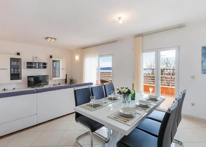 Lovely In Kastel Luksic *